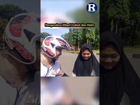 Polres Kuningan Bagi-bagi Helm dan Cokelat