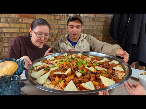 ГИГАНТСКАЯ ПОРЦИЯ УЙГУРСКОГО ОСТРОГО ДАПАНДЖИ, БОЛЬШАЯ ТАРЕЛКА КУРИЦЫ С ЛАПШОЙ ЛЕПЕШКОЙ ПАМПУШКАМИ