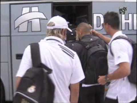 CR拿小熊熊玩本澤馬^^