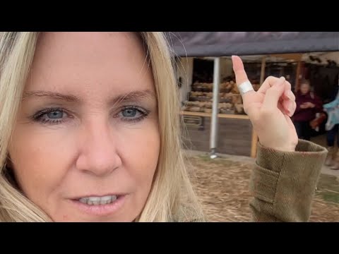 FoxyGeekGirl: I’m at the brilliant three counties showground today for their autumn show 🍂💥❤️-Not Naked
