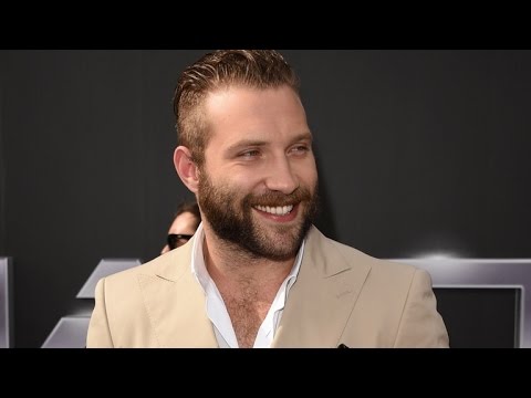 Jai Courtney Is So Hairy, He Had to Shave His Chest For 'Terminator Genisys'! - UCdtXPiqI2cLorKaPrfpKc4g