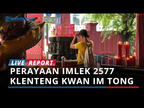 Umat Tionghoa Berdoa Agar Ekonomi Segera Pulih dalam Perayaan Imlek 2577 di Klenteng Kwan Im Tong