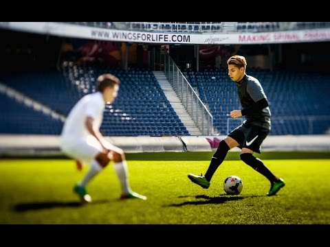 Hachim Mastour plays FIFA 14 - Player vs. Gamer - UCblfuW_4rakIf2h6aqANefA