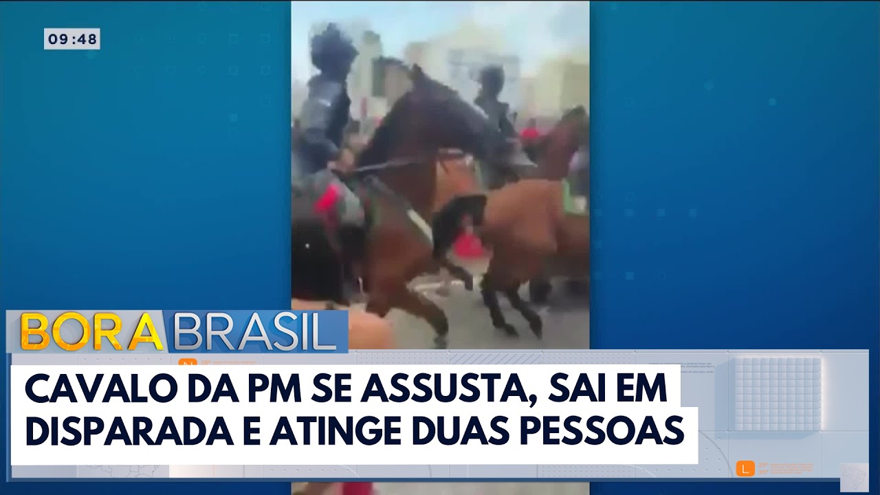 Cavalo da PM se assusta e atropela duas pessoas no Carnaval