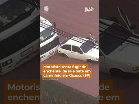 Motorista tenta fugir de enchente, dá ré e bate em caminhão em Osasco (SP) #Shorts #FalaBrasil