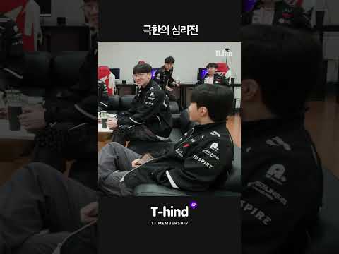 수상할 정도로 영상을 주의 깊게 보는 청년