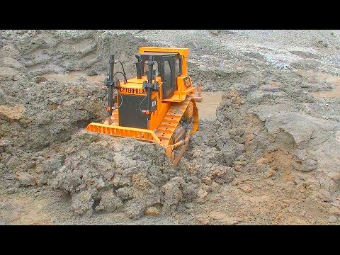 RC CONSTRUCTION EQUIPMENT AT WORK! HEAVY RC DOZER AND VOLVO MACHINES IN THE MUD! RC LIVE ACTION - UCT4l7A9S4ziruX6Y8cVQRMw