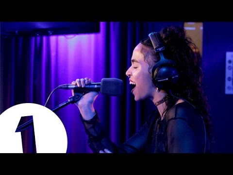 FKA twigs - Video Girl in the Live Lounge - UC-FQUIVQ-bZiefzBiQAa8Fw