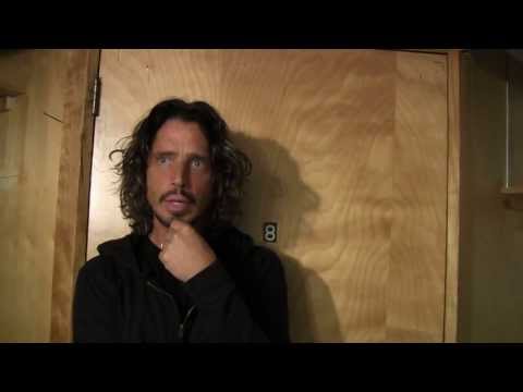 Web Exclusive Interview: Chris Cornell on "Footsteps" and Pearl Jam (Late Night with Jimmy Fallon) - UC8-Th83bH_thdKZDJCrn88g