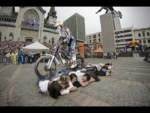 Freestyle motocross stunting through Manizales - UCblfuW_4rakIf2h6aqANefA