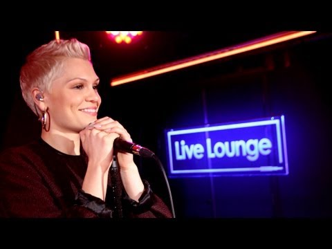 Jessie J - I Knew You Were Trouble (Taylor Swift) in the Live Lounge - UC-FQUIVQ-bZiefzBiQAa8Fw