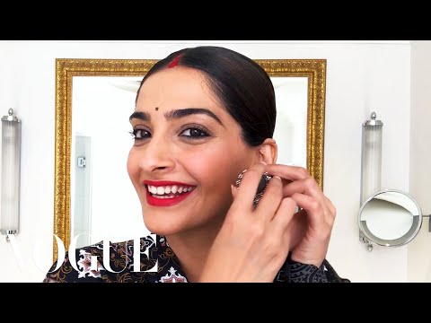 Sonam Kapoor Gives a Lesson in ’90s Bollywood Beauty | Beauty Secrets | Vogue - UCRXiA3h1no_PFkb1JCP0yMA