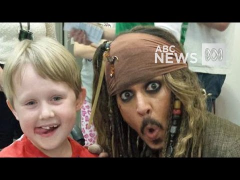 Johnny Depp takes selfie with seven-year-old Max Bennett - UCVgO39Bk5sMo66-6o6Spn6Q