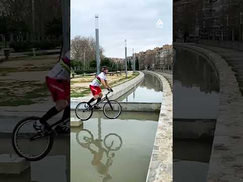 Bicyclists Jumps Over Water | People Are Awesome - UCIJ0lLcABPdYGp7pRMGccAQ