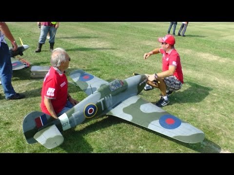 FORCED LANDINGS - TWO AMAZING SAVES ON LARGE SCALE RC HAWKER HURRICANE - HEADCORN MODEL SHOW - 2014 - UCMQ5IpqQ9PoRKKJI2HkUxEw