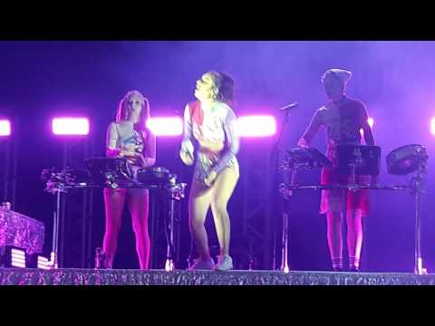 Charli XCX - Roll With Me (Live São Paulo)