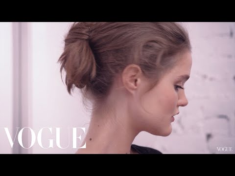 The Easy Knot Hair Tutorial - The Monday Makeover - Vogue - UCRXiA3h1no_PFkb1JCP0yMA