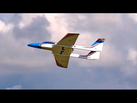 JSM XCALIBUR RC TRAINER SPORT TURBINE JET FLIGHT DEMO / Jetpower Messe 2015 - UCH6AYUbtonG7OTskda1_slQ