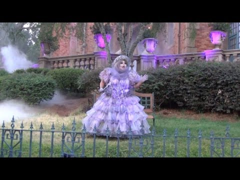 Madame Carlotta At Mickey's Not-So-Scary Halloween Party in front of Haunted Mansion, Magic Kingdom - UCe-gHr2O_LP7t0YJYHZQZlg