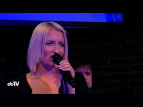 Sarah Connor sings live I'll Kiss It Away & Living To Love You