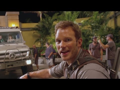 Watch Chris Pratt's Hilarious Behind-the-Scenes 'Jurassic World' Video Diary - UCdtXPiqI2cLorKaPrfpKc4g