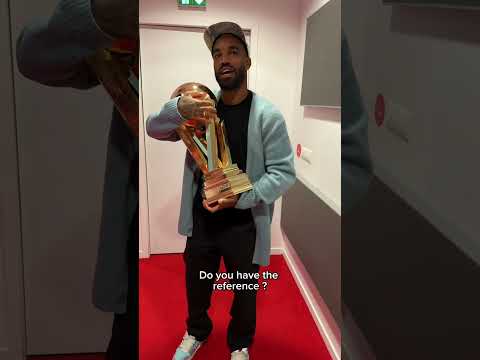 Lacazette thought of Kobe Bryant when he saw the Ligue 1 trophy 🥹🏆✨ #Ligue1McDonalds #KobeBryant