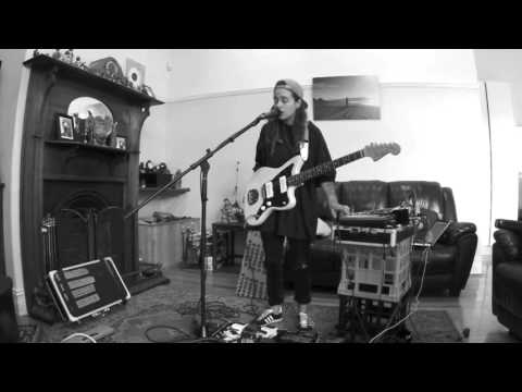 TASH SULTANA - JUNGLE (LIVE BEDROOM RECORDING) - UCdXHuzr3AS3iyPxKSBK15oQ