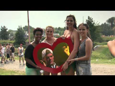 Avicii - Who's The Star at Tomorrowland 2012 - UCsN8M73DMWa8SPp5o_0IAQQ