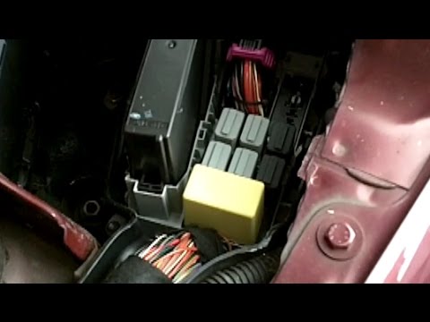 Se l'indicatore di direzione di una Opel/Vauxhall Corsa C lampeggia in modo irregolare