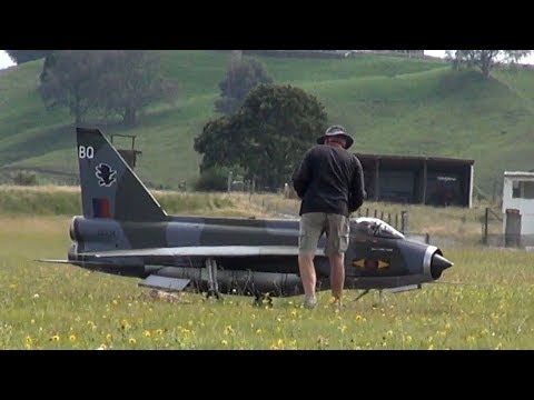 Absolutely nothing happens to this huge jet-powered RC plane - UCQ2sg7vS7JkxKwtZuFZzn-g