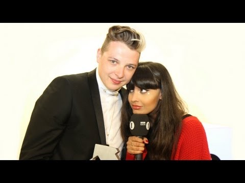 John Newman Shows Jameela His Shuffle - UC-FQUIVQ-bZiefzBiQAa8Fw