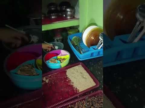 রোদের দিনে মসলা আর শুকনা আমের টুকরা শুকানোর ব্যস্ততা ☀️গ্রামের এই সহজ জীবনটাও কত শান্তির, তাই না? 💛