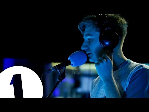 Glass Animals - Winter Wonderland - Radio 1's Piano Sessions - UC-FQUIVQ-bZiefzBiQAa8Fw