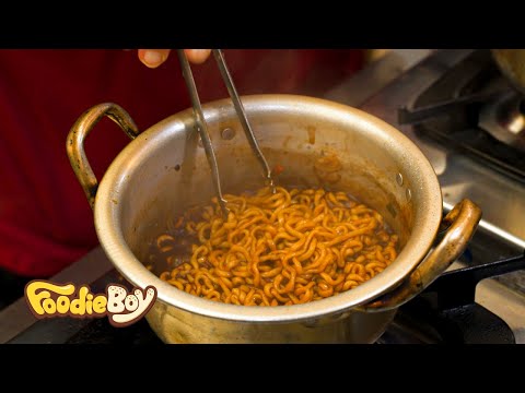 광장시장 라면집 열라면, 짜파게티, 불닭볶음면 / Black noodles with fried egg, Fire noodles