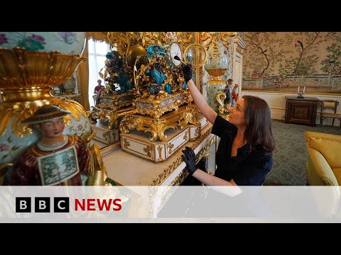 Take a look behind Buckingham Palace's famous balcony | BBC News