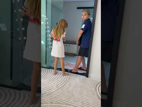 Clarinha contando pro Yuri as fofocas da escola