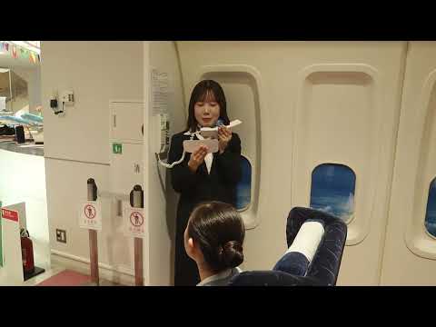 エアライン科授業　機内の緊急事態に備えて