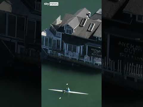 House floats through San Francisco bay