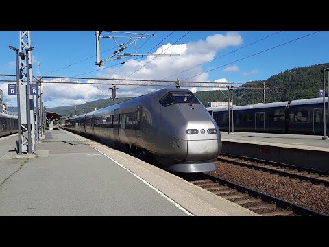 Flytoget naar Oslo vertrekt uit Drammen