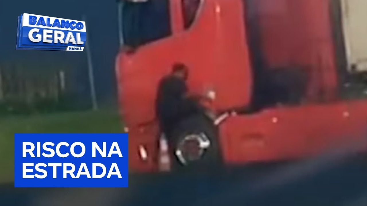 Homem arrisca a vida pendurado em caminhão em alta velocidade