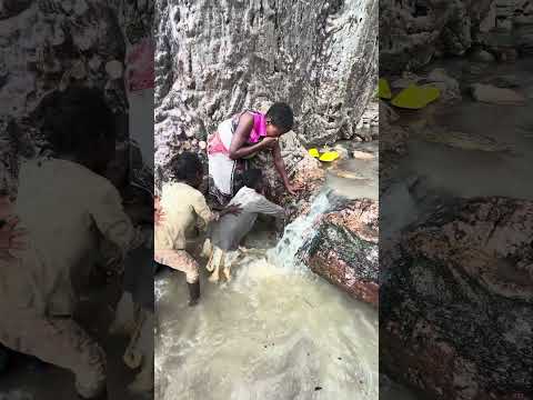 Hadzabe Tribe bushmen family keep their family clean using natural resources in the nature 🥰