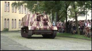 Panzer - Haubitze "Hummel" in Fahrt in Koblenz  an der WTS