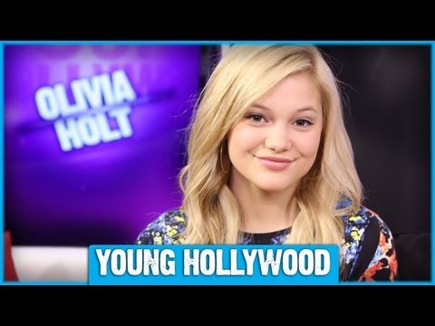 What's In Olivia Holt's Purse? - UC93DEJOBeet3XXZlJy2uJuA