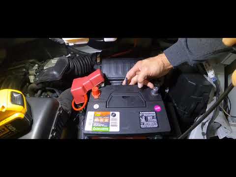 Come sostituire la batteria nel van Nissan NV200?