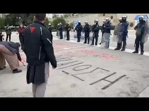 Πολίτες ξαναγράφουν τα ονόματα των 57 θυμάτων των Τεμπών έξω από τη Βουλή| CNN Greece