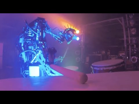 Compressorhead ロボットドラマー Stickboy 彼の太鼓を演奏する
