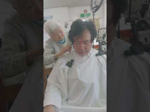 【ASMR】Litting my mom cut my hair ...What could go wrong? 母親にヘアカットシてもらう　#asmr #sleep #haircut #short