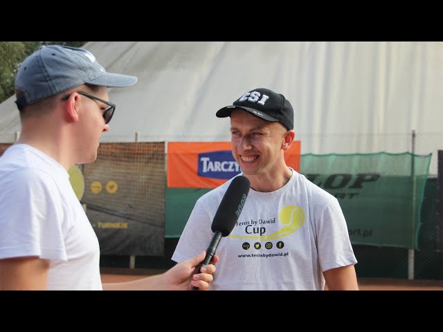 🚨 SUBSKRYBUJ KANAŁ TENIS BY DAWID 📺
👉 Pozostaw łapkę w górze 👍 Skomentuj film 💬

W dniach 26-27 lipca odbędzie się XIII edycja turnieju Tenis by Dawid Cup. Po raz pierwszy w historii zmagania zostaną rozegrane w Zielonej Górze, na obiektach MOSiR-u. Jak będzie wyglądać całe wydarzenie? Jakich nowości można się spodziewać? O tym opowiedział Dawid Wiktorski - organizator i twórca grupy tenisowo-bukmacherskiej.

🚨 DO ŚRODY WŁĄCZNIE MOŻNA SIĘ JESZCZE ZAPISAĆ NA TURNIEJ!

👉 Link do zapisów: https://www.tenisbydawid.pl/tenis-by-dawid-cup-xiii-zielona-gora-zapisy/
👉 Oferta na zakup odzieży Tenis by Dawid i nie tylko: https://www.tenisbydawid.pl/sklep-maly-vip-z-odzieza-tenis-by-dawid-i-inne-oferta/
👉 Oferta hotelowa: https://www.tenisbydawid.pl/grape-town-hotel-zielona-gora-nocleg-i-players-party/

Sponsorzy turnieju: Patroni Tenis by Dawid, Strefa Tenisa, Osavi, Allianz, Grape Town Hotel Zielona Góra, Betclic, Relaksmisja Tennis Tour, Tarczyński S.A., Polar Polska, Mały VIP, Labotiga, Wydawnictwo Replika, Oshee, StrongFood, Żegluga Rzeczna Odrzańska “Żetka” i Kupię Twoją Brykę.

Patroni medialni: Polski Tenis Portal, Z kortu – informacje tenisowe, Tenis Magazyn, Zielonogórski Portal Sportowy, Radio Index TV, Gazeta Lubuska

Zmagania skomentuje Mateusz Stańczyk - https://twitter.com/z_kortu
Transmisję LIVE z Zielonej Góry przeprowadzi ekipa PDK LIVE - https://www.facebook.com/podkarpacielive

Sprawdź nasze social media ⬇️

👉 Strona: https://www.tenisbydawid.pl
👉 Grupa: https://www.facebook.com/groups/TenisbyDawid
👉 Fanpage: https://www.facebook.com/TenisbyDawid/
👉 Telegram (typy): https://t.me/+NptmJK6CdSUwNDNk
👉 Telegram (newsy): https://t.me/tenisbydawidnews
👉 Twitter: https://twitter.com/TenisbyDawid
👉 Patronite: https://patronite.pl/TenisbyDawid
👉 Discord: https://discord.gg/jUgrG2CSVe
👉 TikTok: https://www.tiktok.com/@tenisbydawid
👉 Linktree: https://linktr.ee/tenisbydawid
👉 Postaw nam kawę: https://buycoffee.to/tenisbydawid

Betclic to legalny bukmacher i partner naszego serwisu!

👉 Kod 𝐓𝐁𝐃 uprawnia do odbioru zakładu bez ryzyka do 50 PLN i gry bez podatku! Ponadto możesz za darmo oglądać na żywo mecze tenisa w aplikacji mobilnej jak i na stronie! Kod 𝐓𝐁𝐃 należy wpisać ręcznie w polu "Kod promocyjny z freebetem", wchodząc przez link: https://promo.betclic.pl/affiliate/index_TenisByDawid.html 

Hazard może uzależniać. Graj odpowiedzialnie! Kanał przeznaczony jest dla osób, które ukończyły 18 lat. Zakłady bukmacherskie nieodłącznie związane są w ryzykiem. Serwis Tenis by Dawid ma charakter informacyjny, nie nakłania i nie zachęca do uprawiania hazardu.

E-mail kontaktowy: wiktorski17@gmail.com

#tenis #ATP #tenisbydawid #amatorzy #tenisbydawidcup