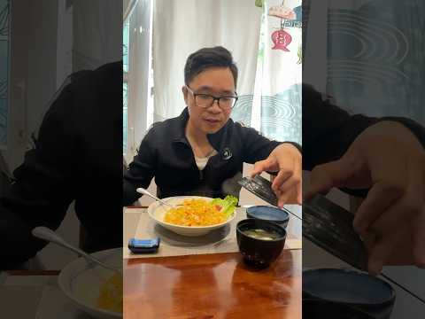 Ăn trưa cơm chiên hải sản ngon