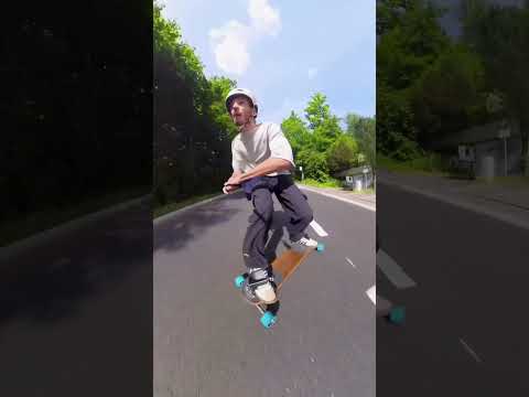 No snow no problem! Freebord c’est le skatebo qui reproduit le snowboard toute l’année #snowboard